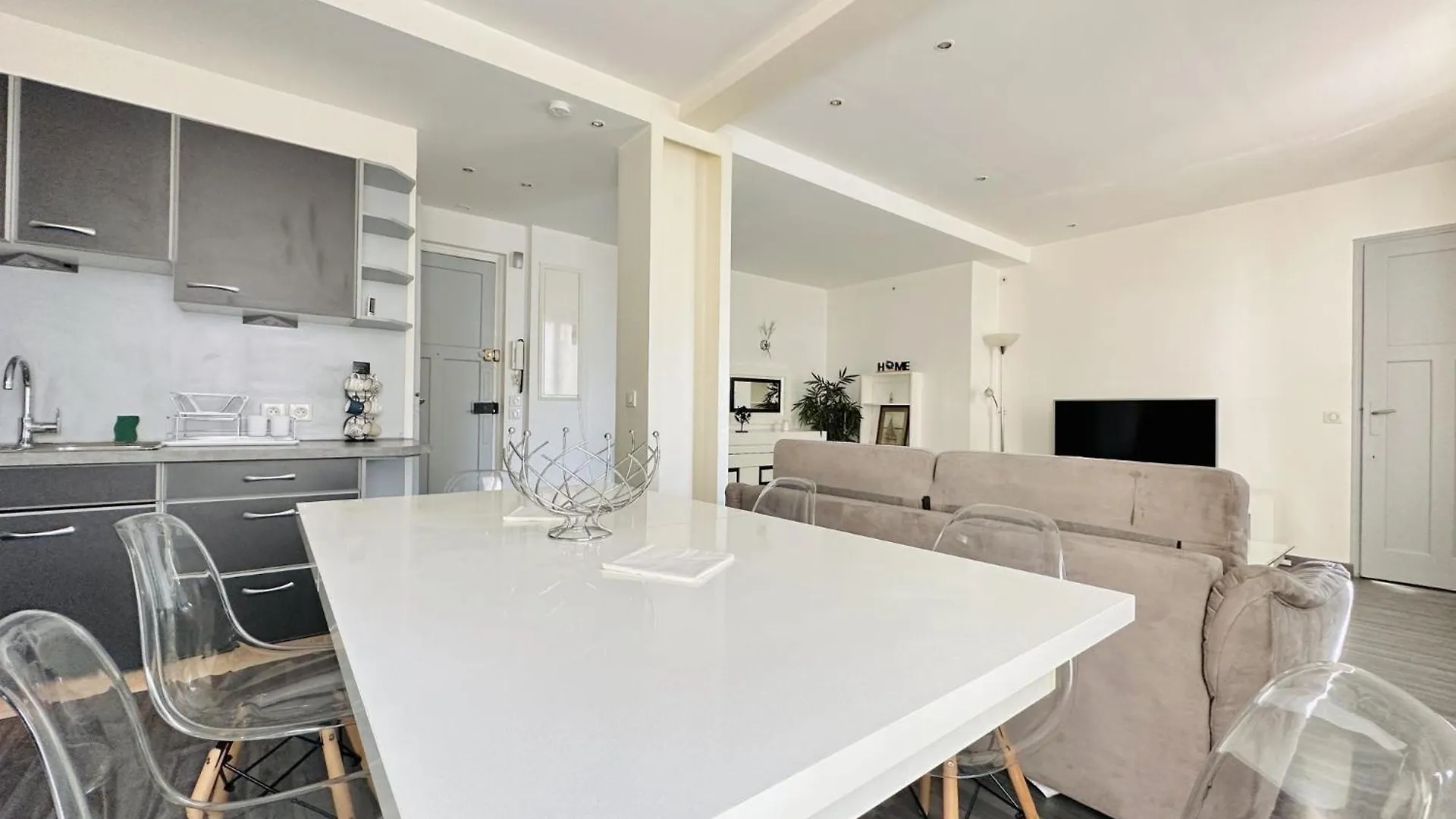 Le Globe Trotteur - 2 Pieces Cannes Centre 0*,